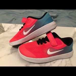 Nike Revolution 3 Sneakers